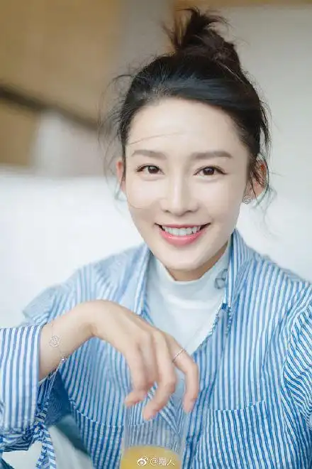 甜笑女孩笑容放电~品品女艺人的标准露齿笑