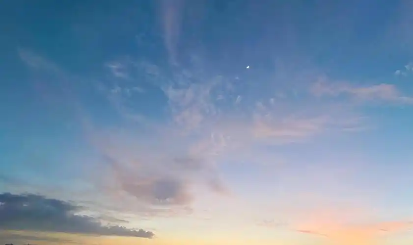 分享几张傍晚的天空,感觉可以做壁纸