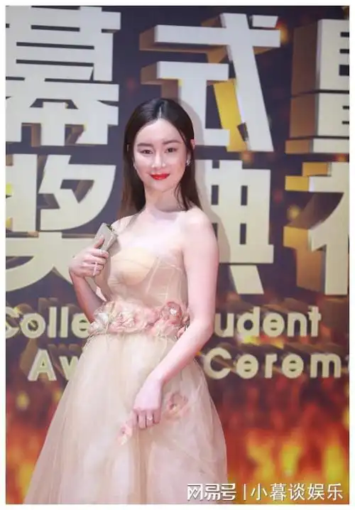 张檬靠红毯翻红却用力过度,硬塞抹胸裙勒出赘肉,腰身圆润像怀孕