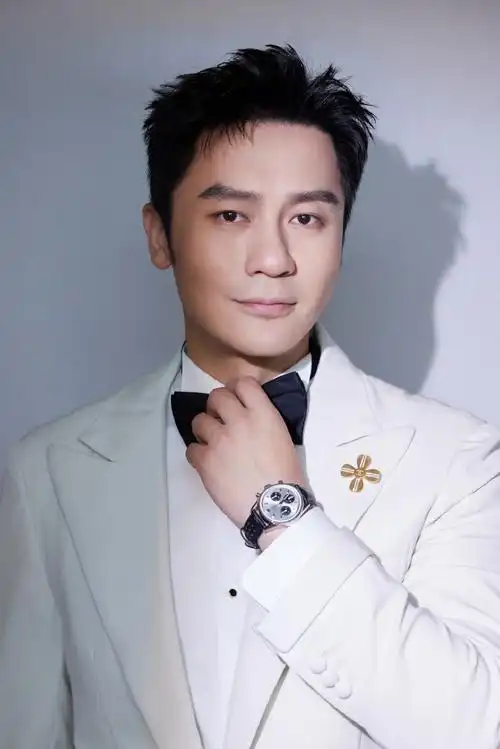 李晨超话#北影节开幕红毯#@李晨一席白色西装礼服亮相参加第十三届