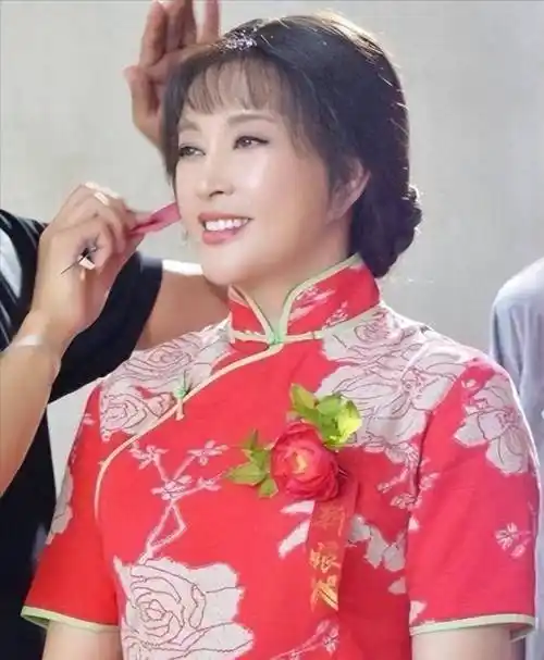 47岁的刘晓庆出演电视剧《火凤凰》,饰演7个角色,其中包括多个女孩