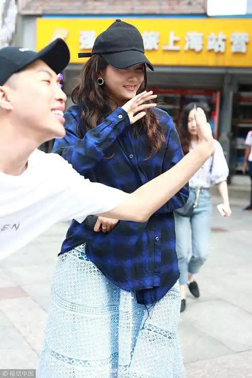 组图:关晓彤穿低胸礼服裹外套防走光 与男助理有说有笑心情大好