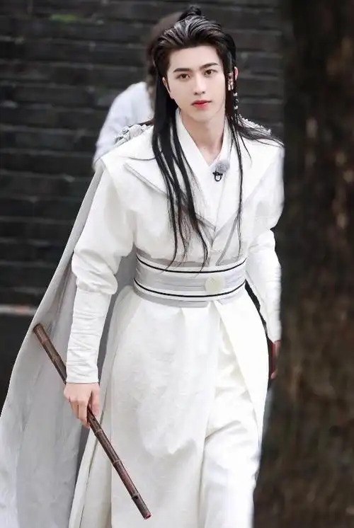 终于看到蔡徐坤穿古装!帅出新高不敢认,此颜值圈内少有