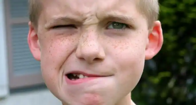 2岁孩子半张脸突然歪了只因这个常见习惯这病近期高发赶紧重视起来