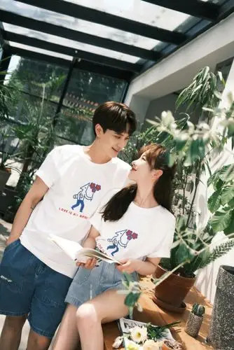 快原地结婚张檬晒与小五合照秀恩爱两人穿情侣装亲密拥吻甜齁