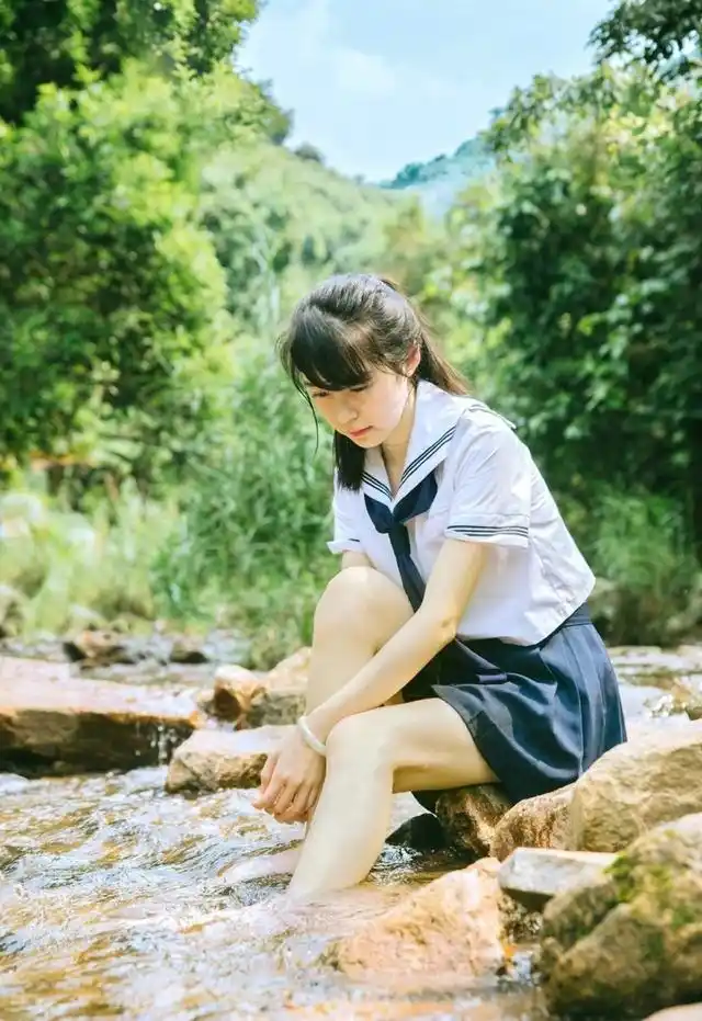 溪水上的校服天真少女短裙湿身眼眸动人