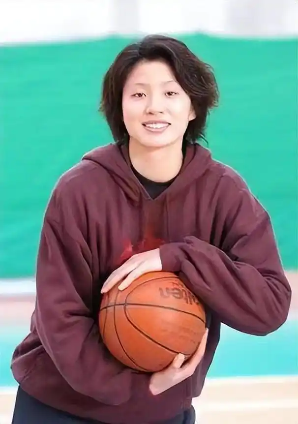 姚明与妻子叶莉近况:42岁叶莉韵味十足,13岁女儿身高近1米9!