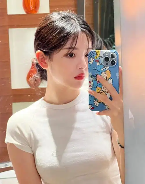 杨超越剪刘海了