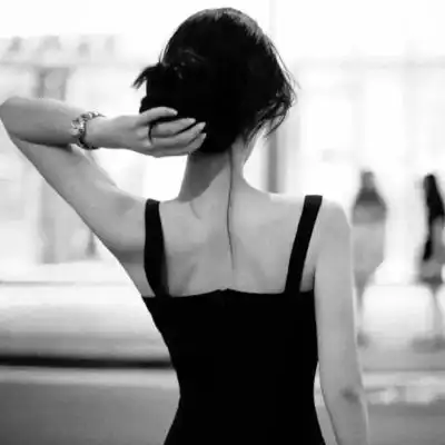 黑白女生头像 – 动漫系