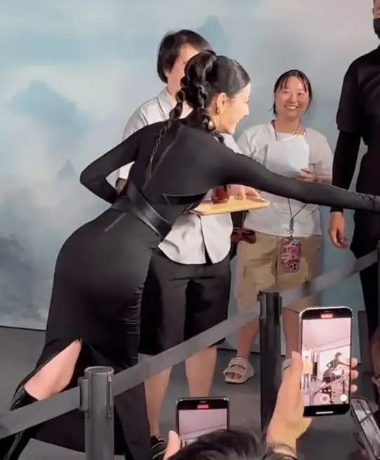 曝光:迪丽热巴最新动态,惊艳胯臀尽显,引发网友质疑垫假传闻!