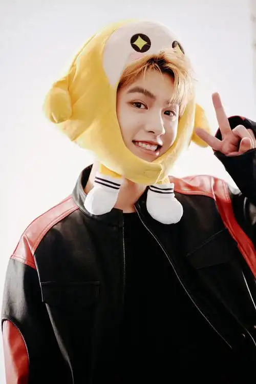 黄明昊小黄蛋#  你的可爱小黄蛋justin上线  奶黄小贾可爱治愈萌化了