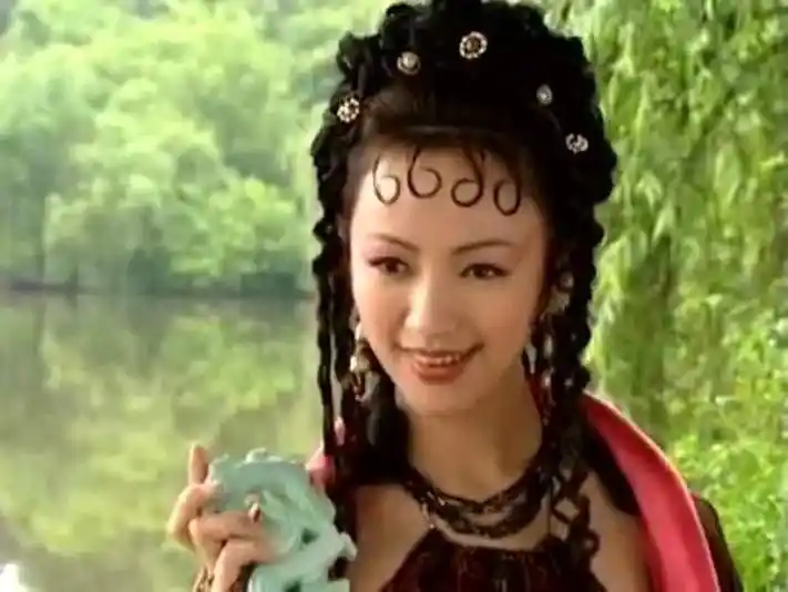 按照《封神演义》原著小说,妲己本性聪颖,是在被送往纣王宫中的路上