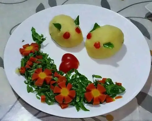 黄油软化,加入牛奶,少许盐,混入土豆泥,混匀.就可以了.自己摆盘.