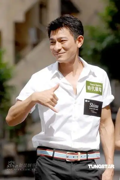 刘德华做打电话的手势