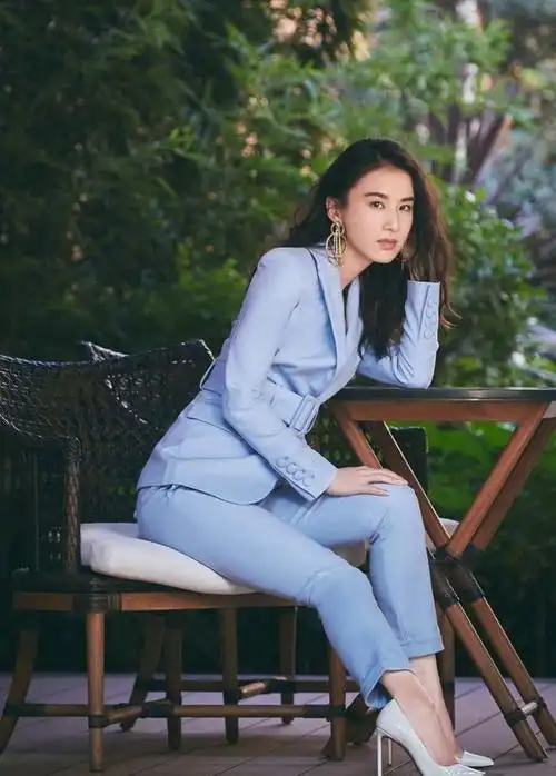 黄圣依不愧是豪门阔太,身材气质好到爆,蓝色系穿搭穿出大牌感