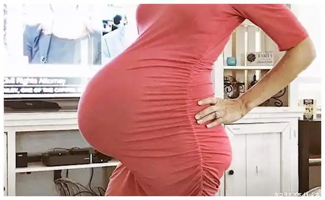 双胞胎妈妈晒生娃前后肚子对比照:生孩子,比我们想的更"伤身"