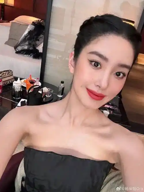 杨采钰靓丽写真风情万种雪肤玉貌曼妙身材性感迷人