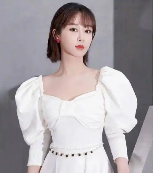 11月6日是杨紫28岁的生日,她自己本人也是在零点的时候准时上线,晒出