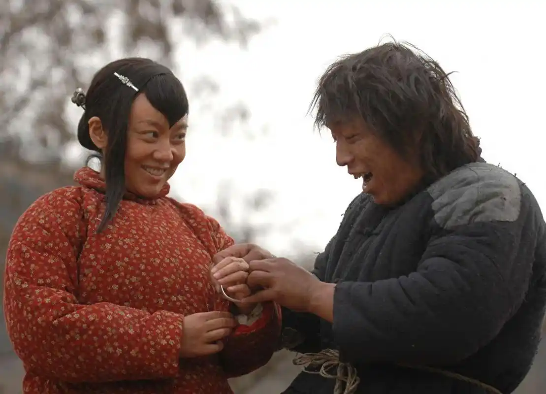 黄渤闫妮:喜剧之王的黄金搭档 黄渤和闫妮,一个是喜剧之王,一个是笑点