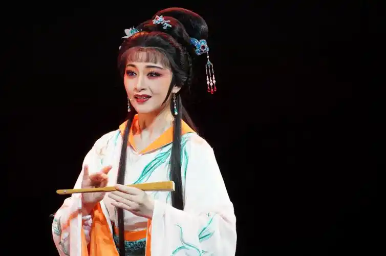 蓄芳待来年献给浙江小百花越剧团青年演员何青青