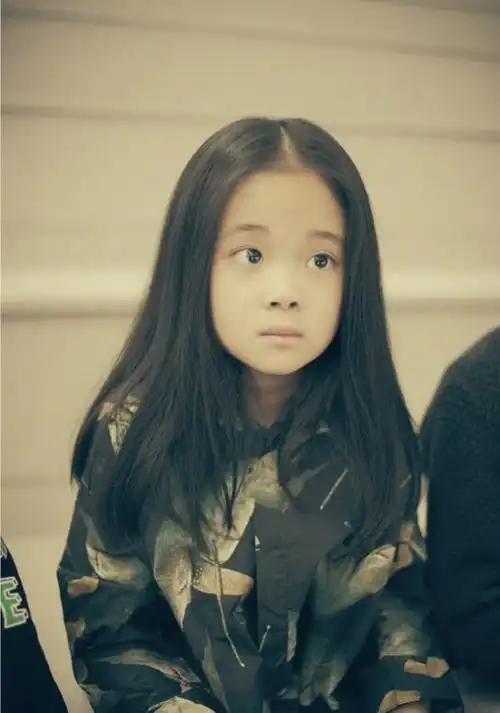 梅婷女儿走秀超有范不到6岁气场强大中分长直发颜值不输妈妈