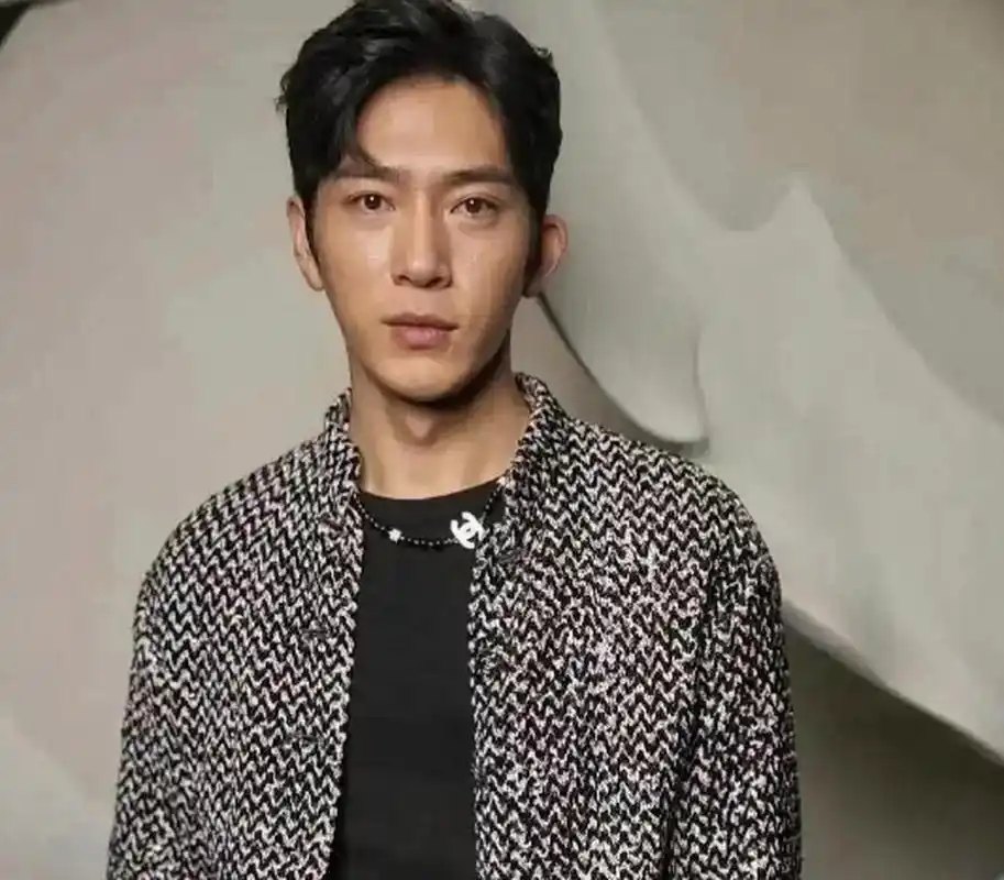 井柏然生图老的像五十岁的大爷.