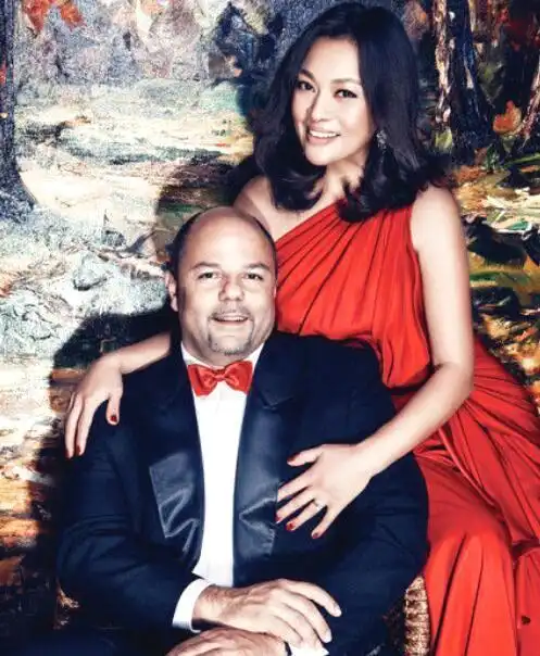 史可的现任老公是在一次旅行途中认识的,对方从事金融行业,是一名身家