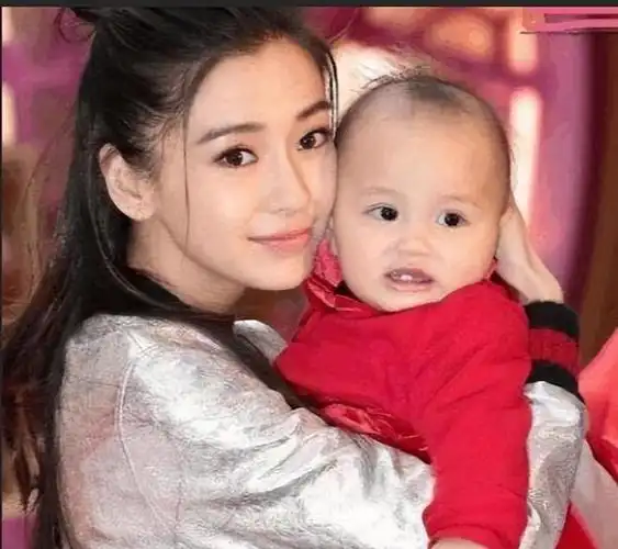 杨颖全家庆生秀幸福父母惊艳亮相宝宝服饰惹热议