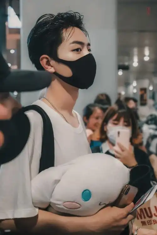 肖战机场路透#回忆一下当年封神的机场大背头!