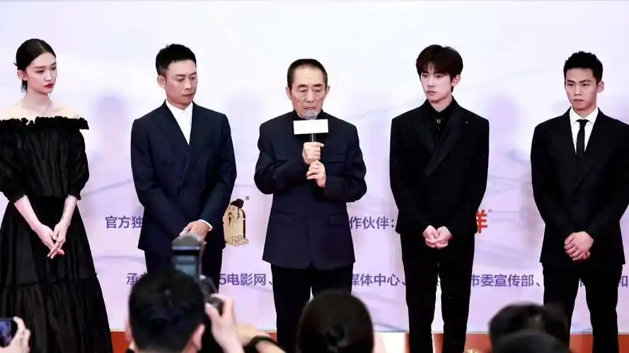 里藏着待播电影名,与张艺谋张译易烊千玺同台,获殊荣_年度_吴京_盛典
