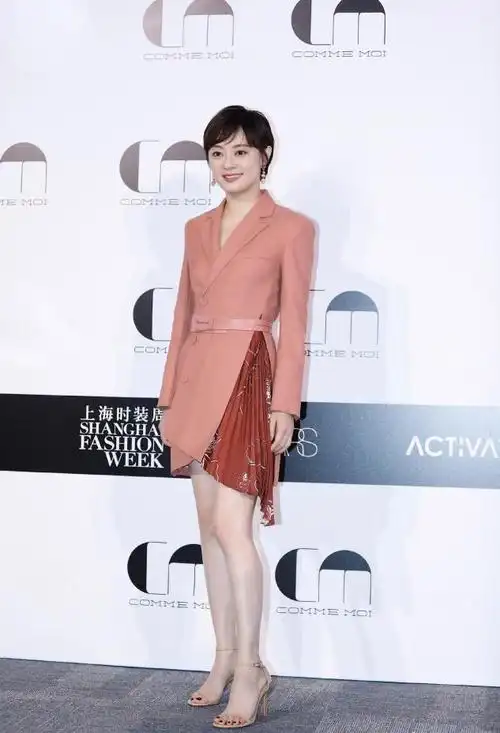 孙俪这身高定真浪费了,肤色暗沉没气色,脖子前倾更是毁了端庄感