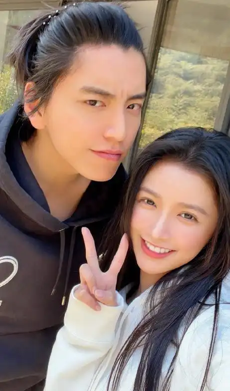 王大陆蔡卓宜恋情疑曝光路边摘口罩拥吻女方喝醉后被男方公主抱