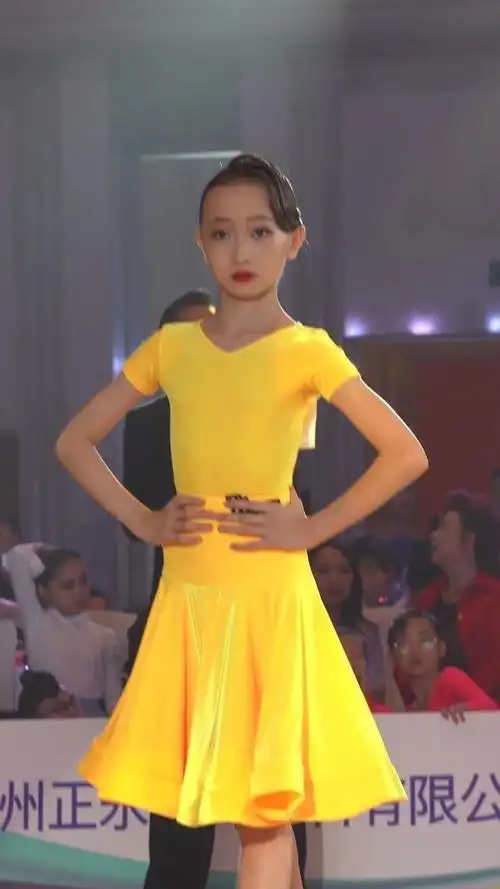 梁又菡12岁女单精英组拉丁舞漂亮的姑娘有气质站在那都心动