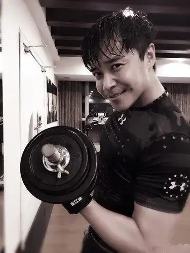 身材好过人品!陈思诚的肌肉照不比李晨差!