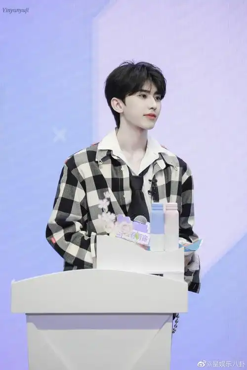 2蔡徐坤青春有你2第15期蔡pd今天以一身黑白格外套亮相第三次公