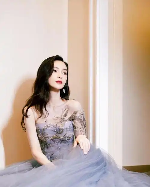 angelababy好会穿,用黑色皮夹克配吊带半身裙,辣妈身材不输女团|杨颖