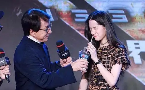 成龙与欧阳娜娜参加某活动,行为亲密耳语不断!