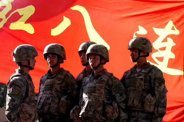 8月24日,中国人民解放军某部八连,士兵在连旗下.中国日报记者 姜东 摄
