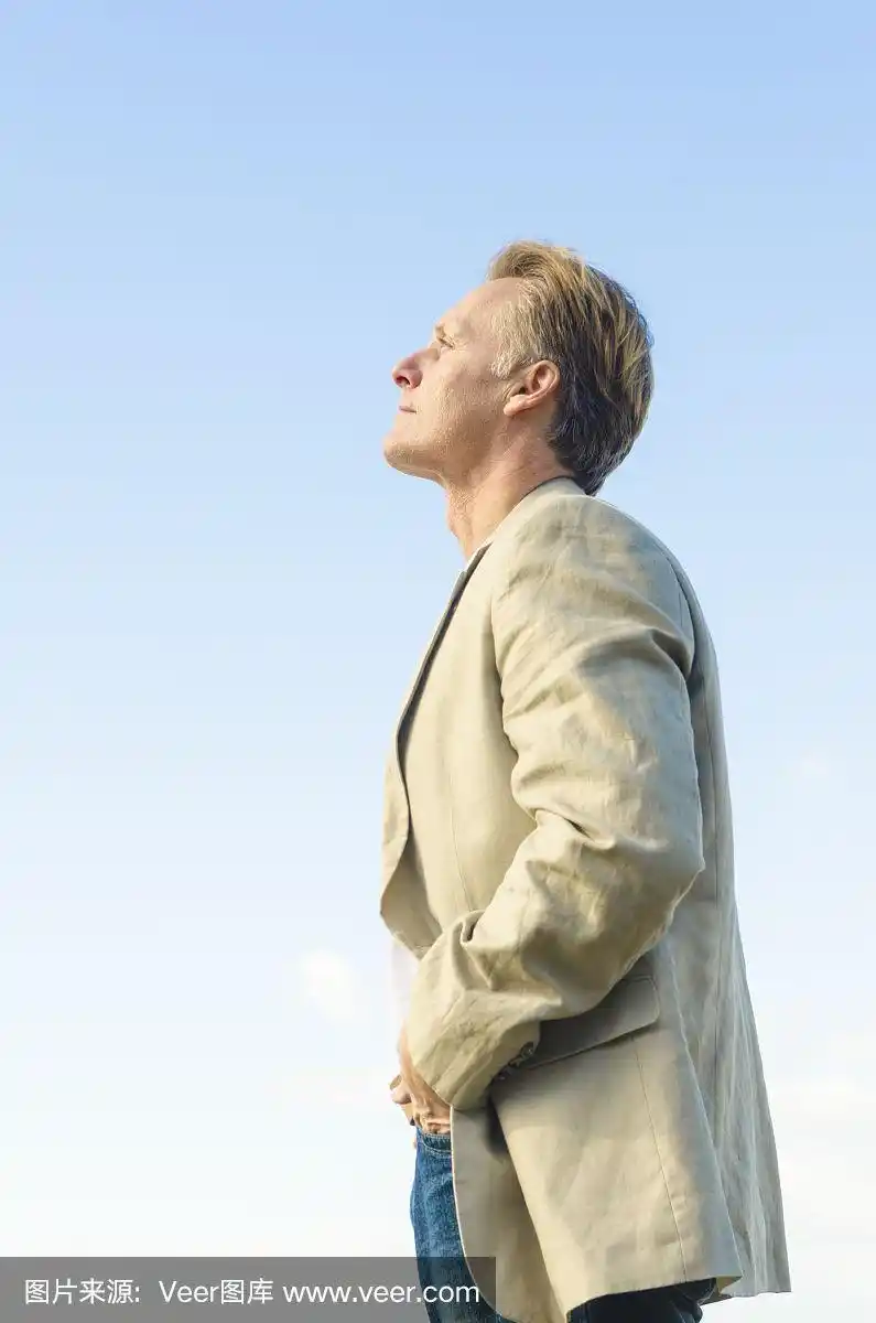 侧身站立的男人