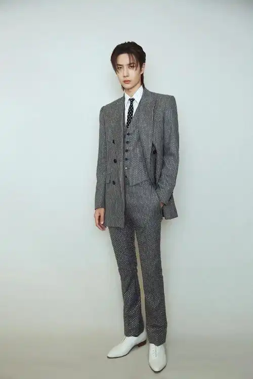 王一博的腿有多长取决于穿什么裤子##王一博的腿多长要看穿什么裤