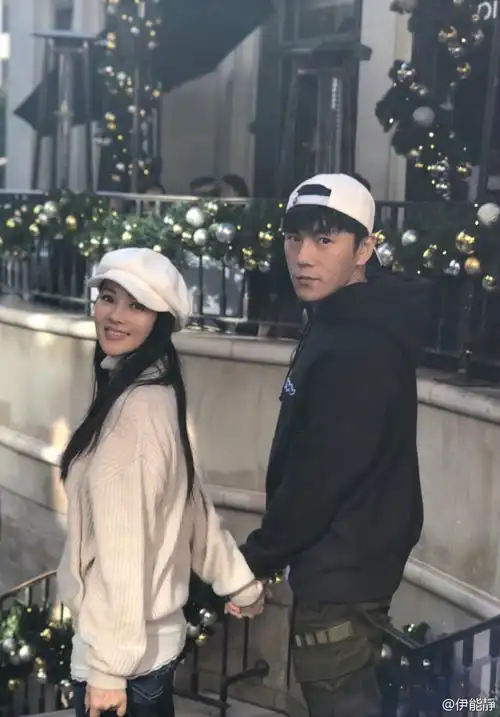 伊能静产后首次单独与老公秦昊旅行晒牵手照甜蜜爆表