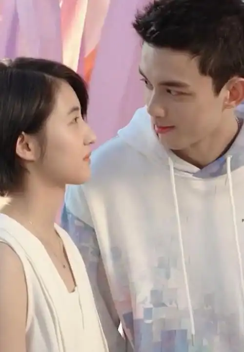 想磕青梅竹马cp!吴磊看张子枫眼神太宠溺,真的好像热恋小情侣