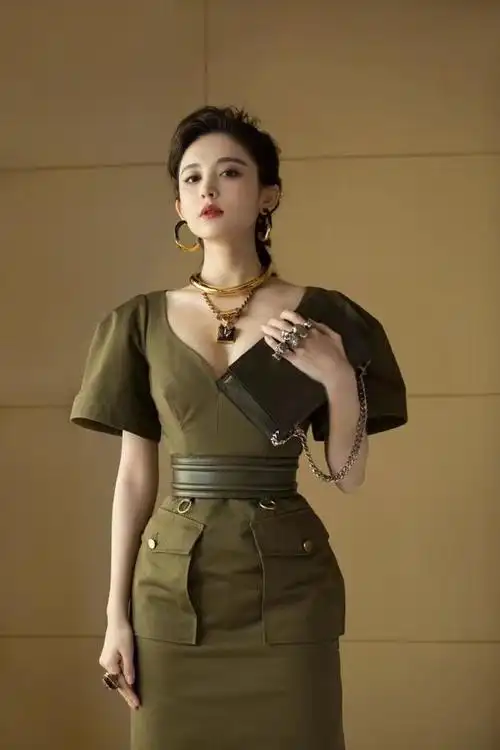 古力娜扎美得太惹眼,军绿色连衣裙秀曼妙身材,配饰夸张更显霸气|裙装_