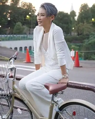 剪"奶奶灰"短发的梁静酷到飞起,一身干练白西装又美又飒!