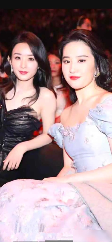 刘亦菲赵丽颖同框,身材发福胖一倍,单人照却很美,难道是照骗?