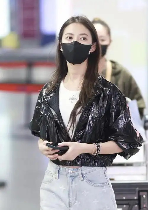 陈钰琪亮色露脐上衣牛仔裤现身机场戴囗罩气质难掩