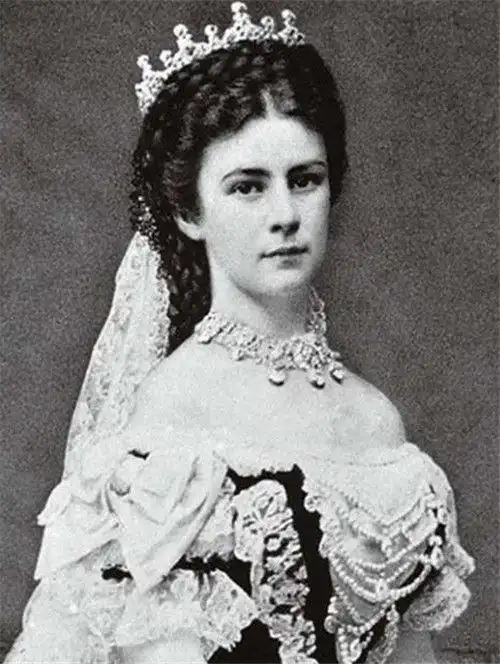 原创茜茜公主的腰有多细超过50厘米就绝食当年的老照片确实漂亮