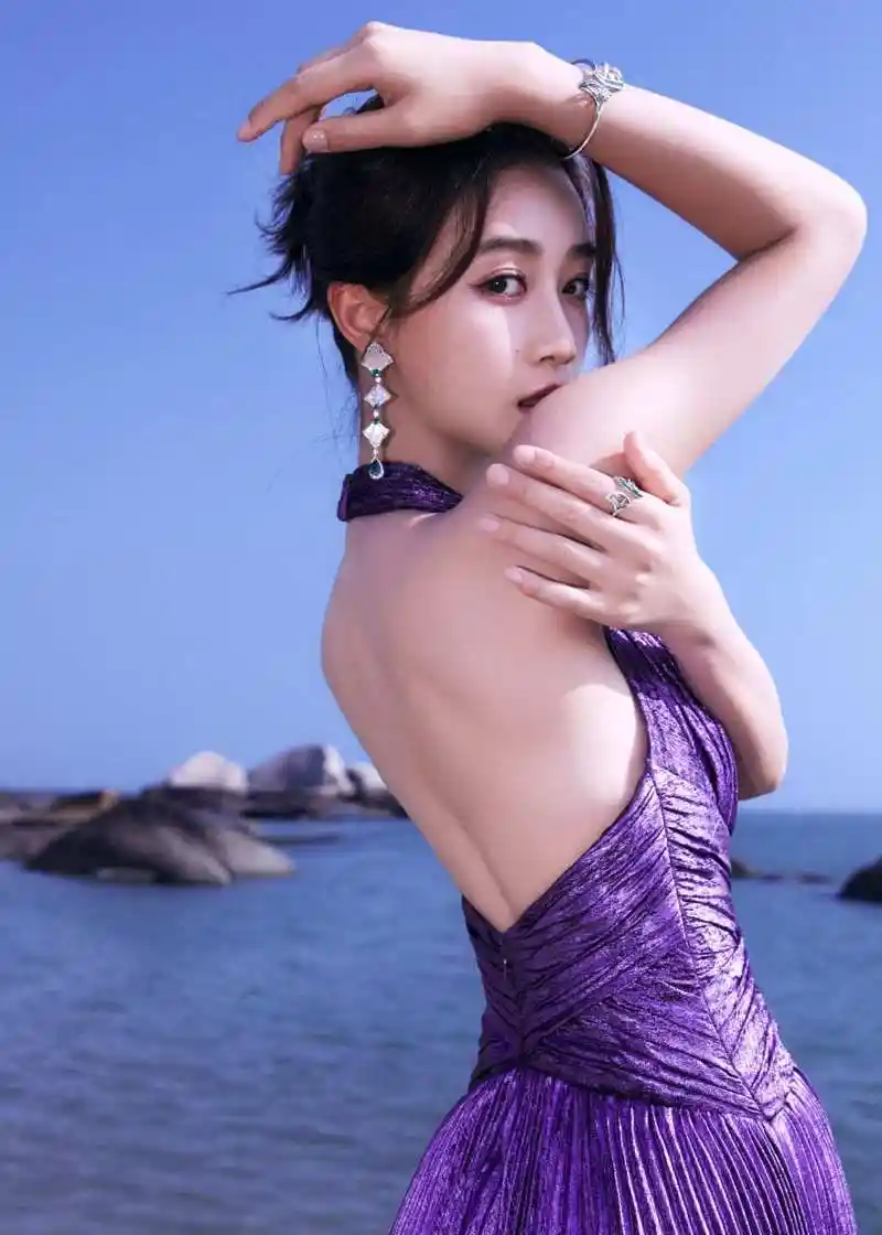 蓝盈莹海滩大片,红唇美背,美丽迷人,如同海中的精灵.