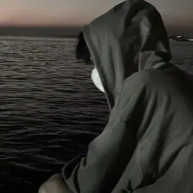 海边男头像背影高清侧脸伤感帅哥必用的意境男头像高清图片