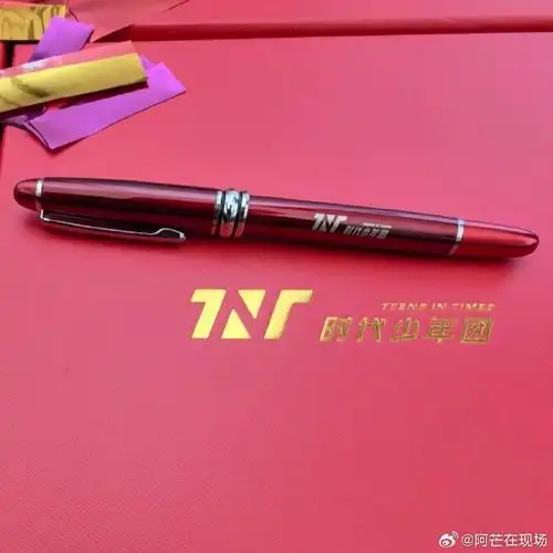 2个好友,评论并转赞本条博文,就有机会获得明星亲笔签名照一张,可以在